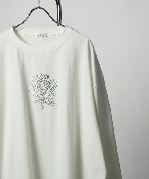 NILWAY（ニルウェイ）の「【25AW】 花柄 ワンポイント センター刺繍 フレアスリーブ 長袖 ロングTシャツ　ロンT（Tシャツ/カットソー・メンズ・ブラック/ホワイト系/ブラック系/ホワイト・MEDIUM/LARGE）」の3枚目の写真