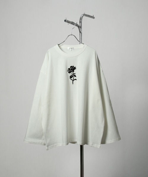 NILWAY（ニルウェイ）の「【25AW】 花柄 ワンポイント センター刺繍 フレアスリーブ 長袖 ロングTシャツ　ロンT（Tシャツ/カットソー・メンズ・ブラック/ホワイト系/ブラック系/ホワイト・MEDIUM/LARGE）」の2枚目の写真