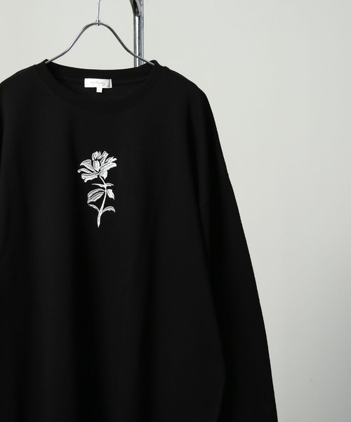 NILWAY（ニルウェイ）の「【25AW】 花柄 ワンポイント センター刺繍 フレアスリーブ 長袖 ロングTシャツ　ロンT（Tシャツ/カットソー・メンズ・ブラック/ホワイト系/ブラック系/ホワイト・MEDIUM/LARGE）」の4枚目の写真