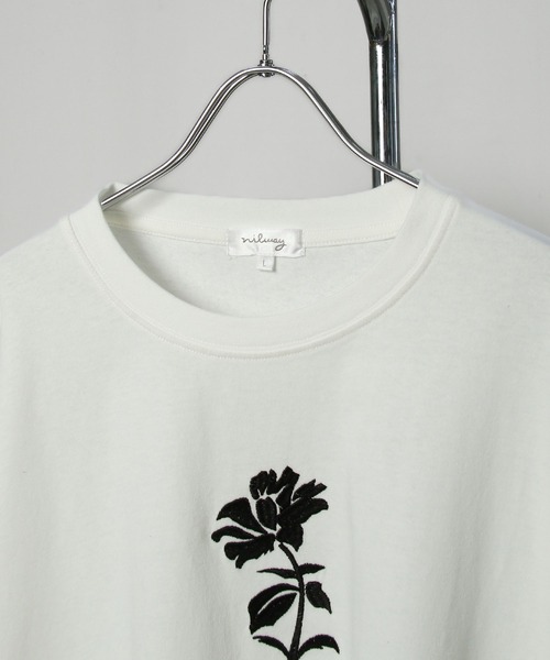 NILWAY（ニルウェイ）の「【25AW】 花柄 ワンポイント センター刺繍 フレアスリーブ 長袖 ロングTシャツ　ロンT（Tシャツ/カットソー・メンズ・ブラック/ホワイト系/ブラック系/ホワイト・MEDIUM/LARGE）」の5枚目の写真