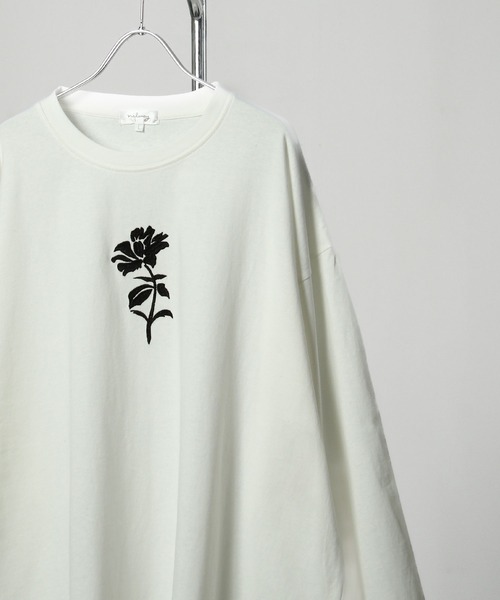 NILWAY（ニルウェイ）の「【25AW】 花柄 ワンポイント センター刺繍 フレアスリーブ 長袖 ロングTシャツ　ロンT（Tシャツ/カットソー・メンズ・ブラック/ホワイト系/ブラック系/ホワイト・MEDIUM/LARGE）」の11枚目の写真