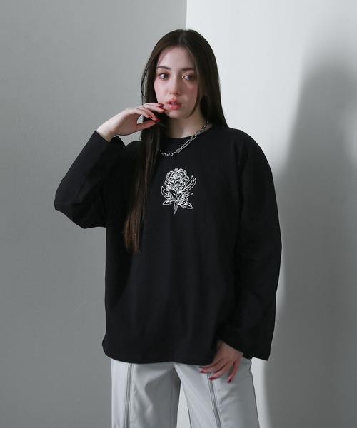 NILWAY（ニルウェイ）の「【25AW】 花柄 ワンポイント センター刺繍 フレアスリーブ 長袖 ロングTシャツ　ロンT（Tシャツ/カットソー・メンズ・ブラック/ホワイト系/ブラック系/ホワイト・MEDIUM/LARGE）」の18枚目の写真