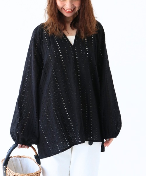 sanpo kuschel(サンポクシェル)の「カットワークで品よく涼し気チュニック(シャツ/ブラウス・レディース・ブラック・FREE)」の1枚目の写真