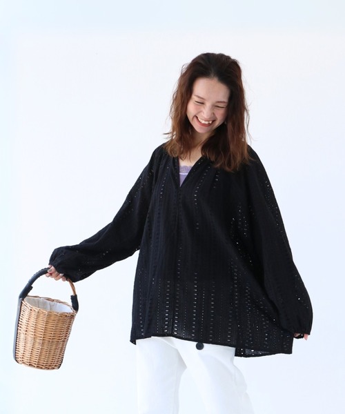sanpo kuschel(サンポクシェル)の「カットワークで品よく涼し気チュニック(シャツ/ブラウス・レディース・ブラック・FREE)」の3枚目の写真