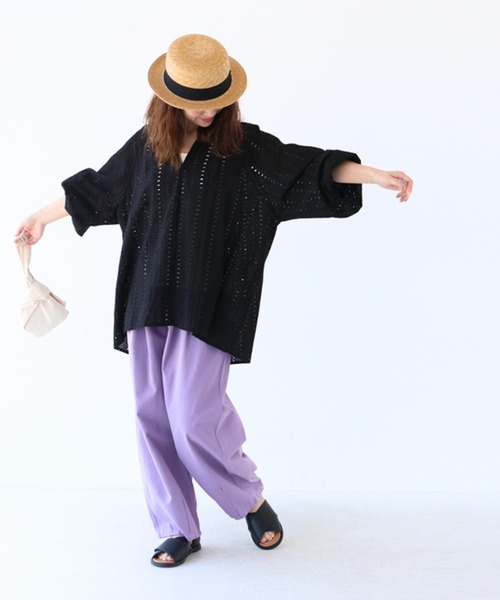 sanpo kuschel(サンポクシェル)の「カットワークで品よく涼し気チュニック(シャツ/ブラウス・レディース・ブラック・FREE)」の4枚目の写真