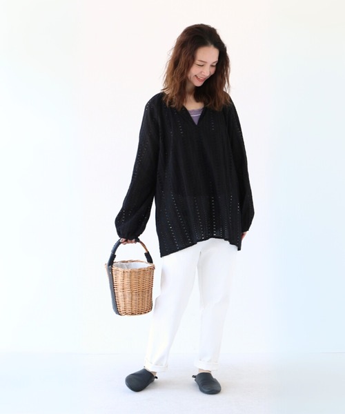 sanpo kuschel(サンポクシェル)の「カットワークで品よく涼し気チュニック(シャツ/ブラウス・レディース・ブラック・FREE)」の6枚目の写真