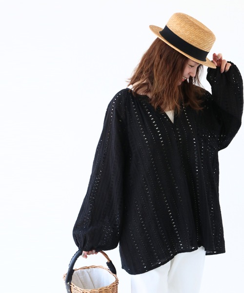 sanpo kuschel(サンポクシェル)の「カットワークで品よく涼し気チュニック(シャツ/ブラウス・レディース・ブラック・FREE)」の13枚目の写真
