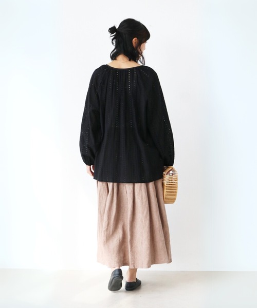 sanpo kuschel(サンポクシェル)の「カットワークで品よく涼し気チュニック(シャツ/ブラウス・レディース・ブラック・FREE)」の14枚目の写真