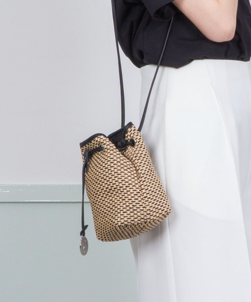 marco masi(マルコマージ)の「【MARCO MASI/マルコ・マージ】巾着 ミニショルダーバッグ バケツバッグ かごバッグ ラフィア(かごバッグ・レディース・ベージュ×ブラック・FREE)」の8枚目の写真