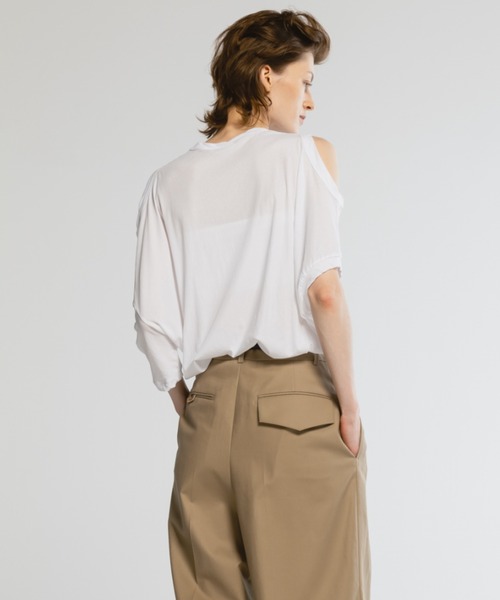 CINOH(チノ)の「SHEFオープンショルダーTシャツ(Tシャツ/カットソー・レディース・チャコールグレー/ホワイト/サックスブルー・38)」の20枚目の写真