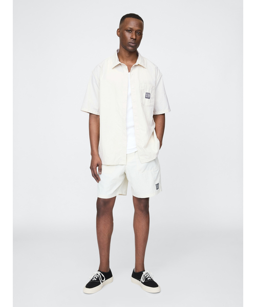 GAP(ギャップ)の「リサイクル素材100% リラックス ナイロンシャツ(シャツ/ブラウス・メンズ・ブラック/ベージュ/ネイビー/グリーン・S/M/L/XL/XS)」の5枚目の写真
