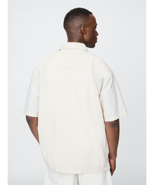 GAP(ギャップ)の「リサイクル素材100% リラックス ナイロンシャツ(シャツ/ブラウス・メンズ・ブラック/ベージュ/ネイビー/グリーン・S/M/L/XL/XS)」の6枚目の写真