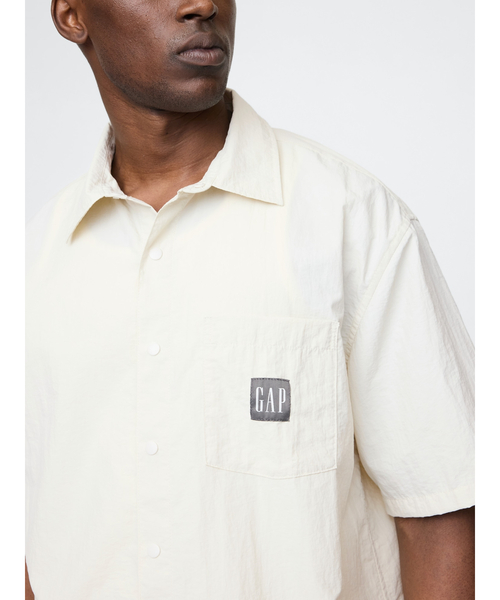 GAP(ギャップ)の「リサイクル素材100% リラックス ナイロンシャツ(シャツ/ブラウス・メンズ・ブラック/ベージュ/ネイビー/グリーン・S/M/L/XL/XS)」の1枚目の写真