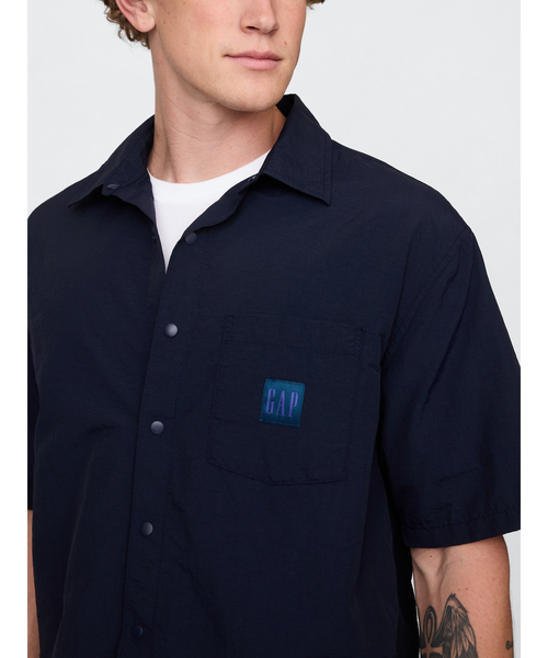 GAP(ギャップ)の「リサイクル素材100% リラックス ナイロンシャツ(シャツ/ブラウス・メンズ・ブラック/ベージュ/ネイビー/グリーン・S/M/L/XL/XS)」の4枚目の写真