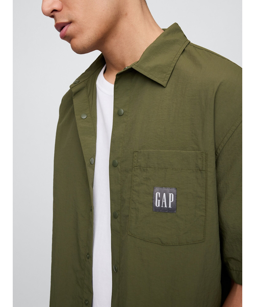 GAP(ギャップ)の「リサイクル素材100% リラックス ナイロンシャツ(シャツ/ブラウス・メンズ・ブラック/ベージュ/ネイビー/グリーン・S/M/L/XL/XS)」の3枚目の写真