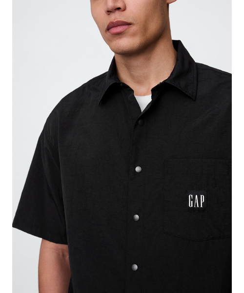 GAP(ギャップ)の「リサイクル素材100% リラックス ナイロンシャツ(シャツ/ブラウス・メンズ・ブラック/ベージュ/ネイビー/グリーン・S/M/L/XL/XS)」の2枚目の写真