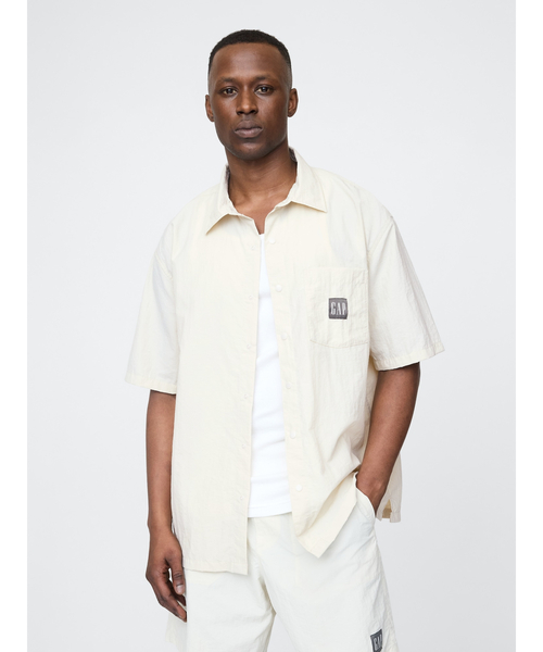 GAP(ギャップ)の「リサイクル素材100% リラックス ナイロンシャツ(シャツ/ブラウス・メンズ・ブラック/ベージュ/ネイビー/グリーン・S/M/L/XL/XS)」の7枚目の写真
