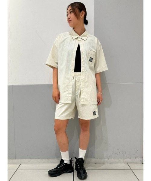 GAP(ギャップ)の「リサイクル素材100% リラックス ナイロンシャツ(シャツ/ブラウス・メンズ・ブラック/ベージュ/ネイビー/グリーン・S/M/L/XL/XS)」の12枚目の写真