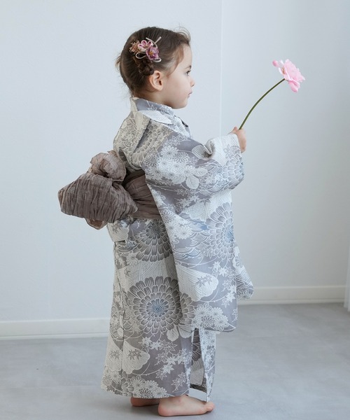 utatane（ウタタネ）の「キッズ浴衣3点セット ひよこ商店 銀灰色に菊爛漫（浴衣・キッズ・ライトグレー・100cm/110cm/120cm/130cm）」の3枚目の写真