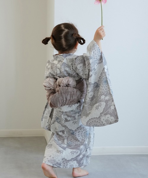 utatane（ウタタネ）の「キッズ浴衣3点セット ひよこ商店 銀灰色に菊爛漫（浴衣・キッズ・ライトグレー・100cm/110cm/120cm/130cm）」の4枚目の写真