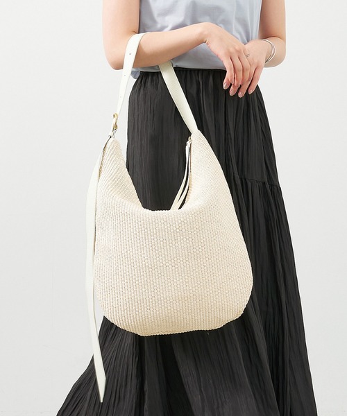 VIOLAd'ORO（ヴィオラドーロ）の「【VIOLAd'ORO】ラフィア調ホーボーショルダーバッグ-SANDRO（ショルダーバッグ・レディース・オフホワイト/ベージュ・FREE）」の3枚目の写真