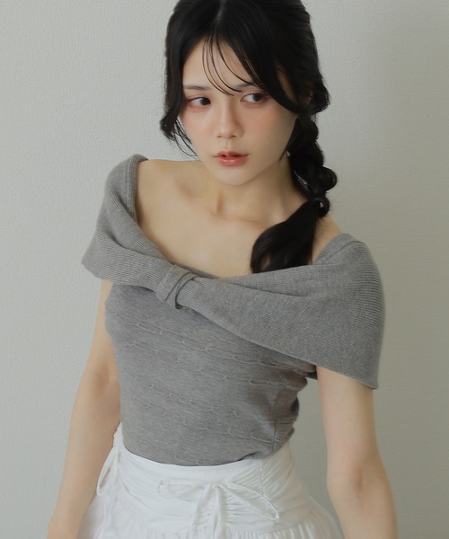 M DOLLY(エムドリー)の「ribbon offshoulder knit tops/リボンオフショルダーリブニットトップス(ニット/セーター・レディース・グレー/ブラック/アイボリー・FREE)」の1枚目の写真