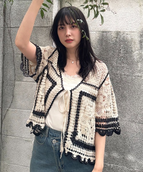 AS KNOW AS plus（アズノゥアズプラス）の「●かぎ針リボン結び半袖カーディガン（カーディガン/ボレロ・レディース・ブラック系/アイボリー系/ブルー系・FREE）」の2枚目の写真