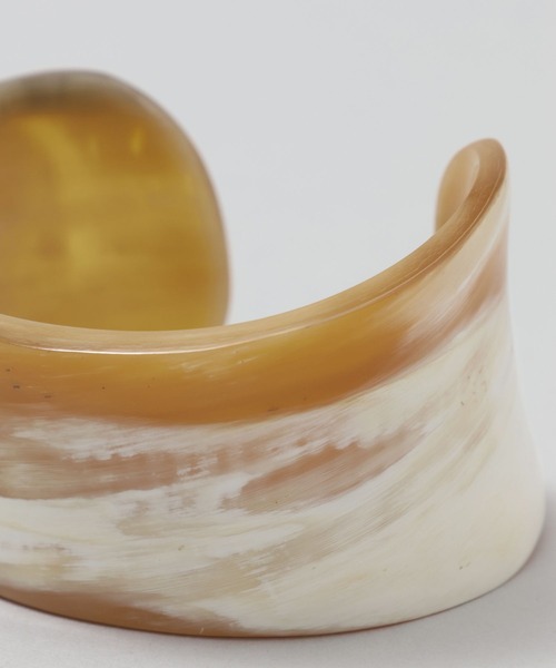 A part by（アパートバイ）の「スイギュウバングル（バングル/リストバンド・レディース・ライトベージュ/ブラック・FREE）」の5枚目の写真