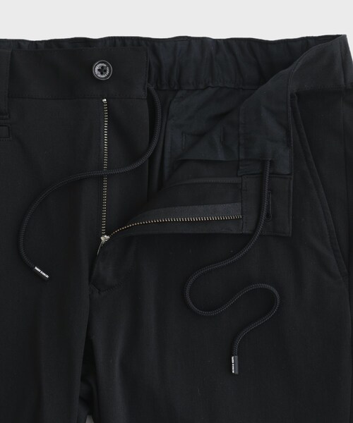 TAKEO KIKUCHI(タケオキクチ)の「【LIMITED】ワンダーシェイプ 360°ストレッチ テーパードスキニーチノパンツ(スラックス・メンズ・チャコールグレー/ブラック/ベージュ/ネイビー・01/02/03/04/05)」の15枚目の写真