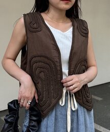 お値下げ★ロンドン購入★刺繍が可愛いベスト★ レース ベスト ノースリーブ 花柄 刺繍 後ろ長め 重ね着 不規則