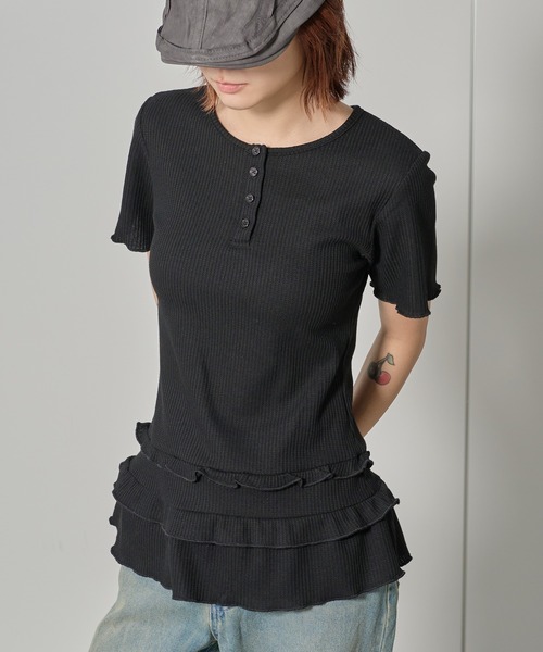 FTW(エフティダブリュー)の「WAFFLE LAYERED FRILL TOP(Tシャツ/カットソー・レディース・ブラック/グレー/カーキ・SMALL/MEDIUM)」の1枚目の写真