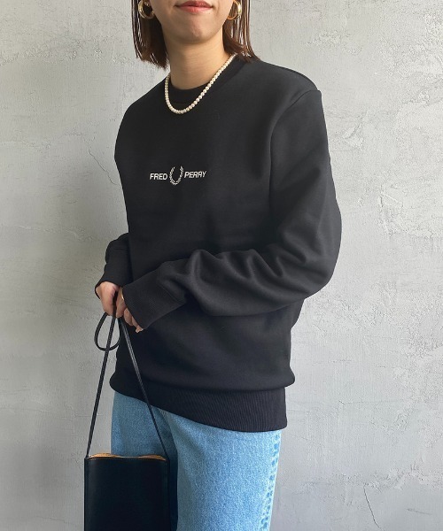 FRED PERRY（フレッドペリー）の「[FRED PERRY/フレッドペリー] ローレルリースロゴ刺繍 クルーネックスウェット（スウェット・レディース・ブラック/グリーン・S/M/L/XL）」の4枚目の写真