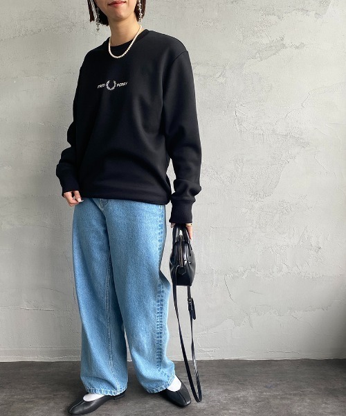 FRED PERRY（フレッドペリー）の「[FRED PERRY/フレッドペリー] ローレルリースロゴ刺繍 クルーネックスウェット（スウェット・レディース・ブラック/グリーン・S/M/L/XL）」の3枚目の写真