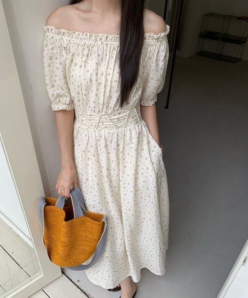 Lace Ladies(レースレディース)の「小花柄 ギャザー オフショル パフスリーブ ロング ワンピース(ワンピース・レディース・ブラック/アイボリー・M)」の2枚目の写真