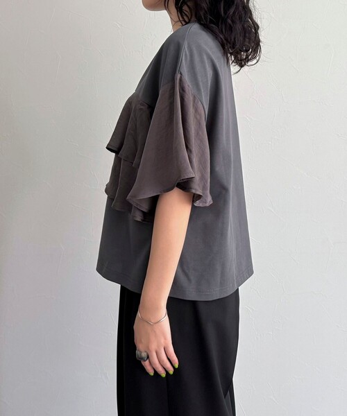 fredy emue(フレディエミュ)の「フリルドッキング半袖プルオーバー(Tシャツ/カットソー・レディース・ブラウン/チャコールグレー/アイボリー・38)」の18枚目の写真