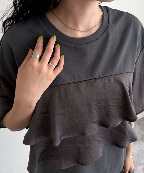 fredy emue(フレディエミュ)の「フリルドッキング半袖プルオーバー(Tシャツ/カットソー・レディース・ブラウン/チャコールグレー/アイボリー・38)」の16枚目の写真