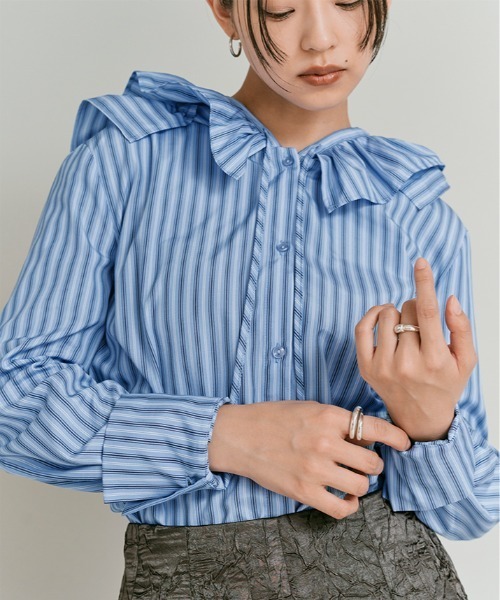 W:Huku（フーク）の「【W:Huku / ノンアイロンシリーズ】フリル フーディー ブラウス / Wrinkle-Resistant Frill Hooded Blouse（シャツ/ブラウス・レディース・ブラック/オフホワイト/ブルー系・FREE）」の3枚目の写真