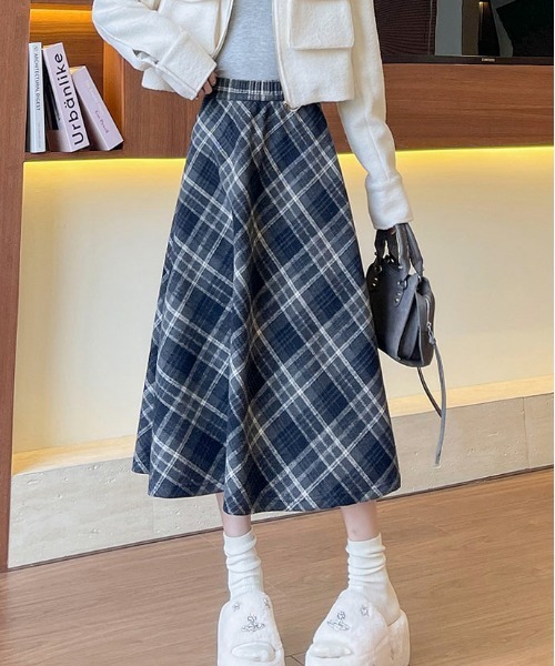 Maison Calme（メゾンカルム）の「チェック柄ロングフレアAラインイージースカート　ミディ丈　ウエストゴム（スカート・レディース・グレー/ブラウン・M/L）」の3枚目の写真