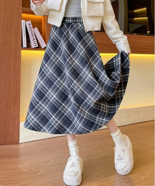 Maison Calme（メゾンカルム）の「チェック柄ロングフレアAラインイージースカート　ミディ丈　ウエストゴム（スカート・レディース・グレー/ブラウン・M/L）」の15枚目の写真