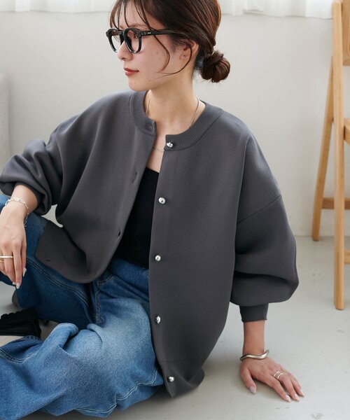 DISCOAT（ディスコート）の「メタル釦スポンディッシュカーディガン《WEB限定カラーあり》（カーディガン/ボレロ・レディース・ブラック/ダークブラウン/ネイビー/ブラウン/グレー/レッド/ピンク/アイボリー/ブラック系その他/ブルー系その他/ベビーピンク/グレイッシュベージュ/ダークグレー/イエロー・FREE）」の5枚目の写真