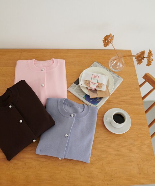 DISCOAT（ディスコート）の「メタル釦スポンディッシュカーディガン《WEB限定カラーあり》（カーディガン/ボレロ・レディース・ブラック/ダークブラウン/ネイビー/ブラウン/グレー/レッド/ピンク/アイボリー/ブラック系その他/ブルー系その他/ベビーピンク/グレイッシュベージュ/ダークグレー/イエロー・FREE）」の19枚目の写真