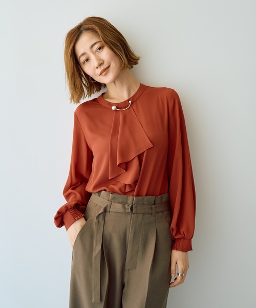 YECCA VECCA（イェッカヴェッカ）の「パールブローチ付きボウタイブラウス（シャツ/ブラウス・レディース・ブラック/アイボリー/レッド・FREE）」の3枚目の写真