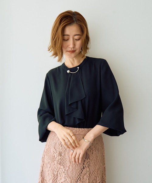 YECCA VECCA（イェッカヴェッカ）の「パールブローチ付きボウタイブラウス（シャツ/ブラウス・レディース・ブラック/アイボリー/レッド・FREE）」の2枚目の写真