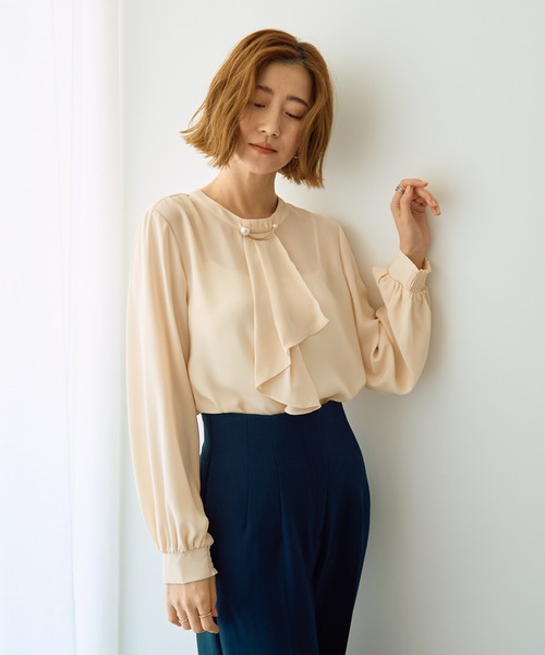 YECCA VECCA（イェッカヴェッカ）の「パールブローチ付きボウタイブラウス（シャツ/ブラウス・レディース・ブラック/アイボリー/レッド・FREE）」の4枚目の写真