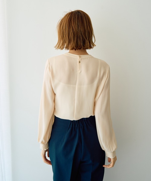 YECCA VECCA（イェッカヴェッカ）の「パールブローチ付きボウタイブラウス（シャツ/ブラウス・レディース・ブラック/アイボリー/レッド・FREE）」の8枚目の写真