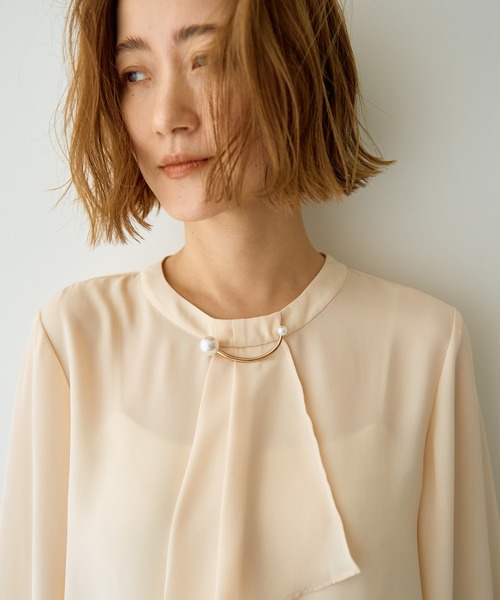 YECCA VECCA（イェッカヴェッカ）の「パールブローチ付きボウタイブラウス（シャツ/ブラウス・レディース・ブラック/アイボリー/レッド・FREE）」の11枚目の写真