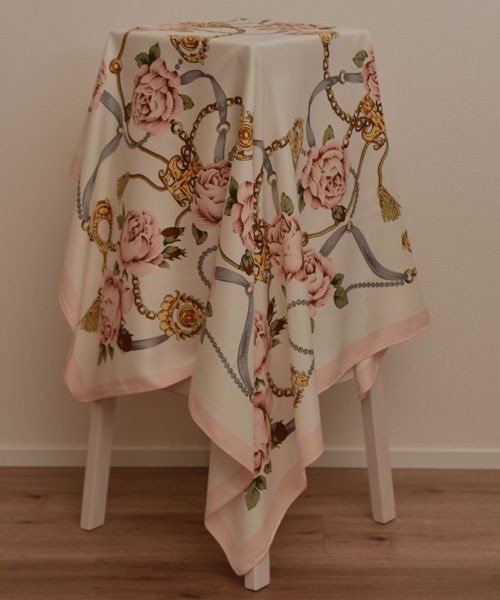 resonance】シックデザイン ヴィンテージ調 カメリア×チェーン柄 大判