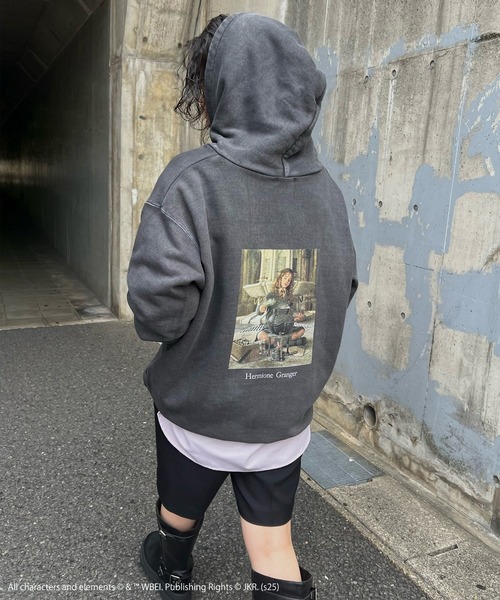 Ameri（アメリ）の「Harry Potter PIGMENT HOODIE（パーカー・レディース・ブラック・SMALL/MEDIUM）」の2枚目の写真