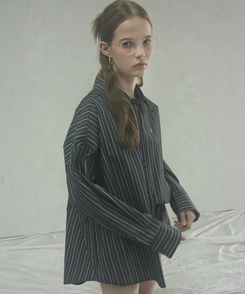 AVANDRESS(アバンドレス )の「Excel Stripe Overfit Shirt - 3COL(シャツ/ブラウス・レディース・チャコール/ブラック/スカイブルー・FREE)」の5枚目の写真