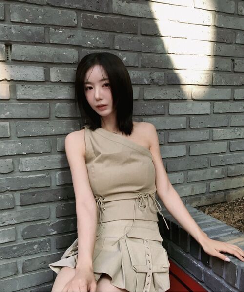 ROSEFRANTZ（ロゼフランツ）の「Unbalance Eyelet Top [Beige]（Tシャツ/カットソー・レディース・Beige・SMALL/MEDIUM）」の4枚目の写真